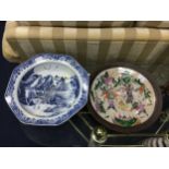 AN EARLY 20TH CENTURY CHINESE FAMILLE VERTE CHARGER AND A BLUE AND WHITE BOWL