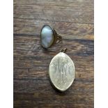 A CAMEO DRESS RING AND A MARQUISE SHAPED LOCKET PENDANT