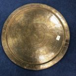 AN EARLY 20TH CENTURY BRASS CIRCULAR TRAY