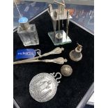 AN ART DECO SILVER MOUNTED MANICURE SET AND OTHER ITEMS