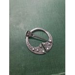 AN ALEXANDER RITCHIE SILVER KILT PIN