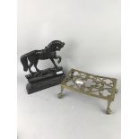 AN EARLY 20TH CENTURY FIRE SCREEN, AN IRON DOOR STOP AND AN IRON TRIVET