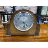 AN EARLY 20TH CENTURY OAK MANTEL CLOCK