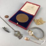 AN EDWARD VII COMMEMORATIVE BRONZE COIN AND OTHER ITEMS