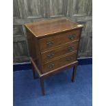 AN EARLY 20TH CENTURY INLAID MAHOGANY CHEST OF THREE DRAWERS