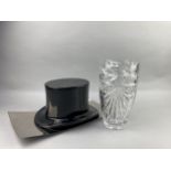 A MODERN CRYSTAL VASE, CERAMIC TOP HAT AND A COMPORT