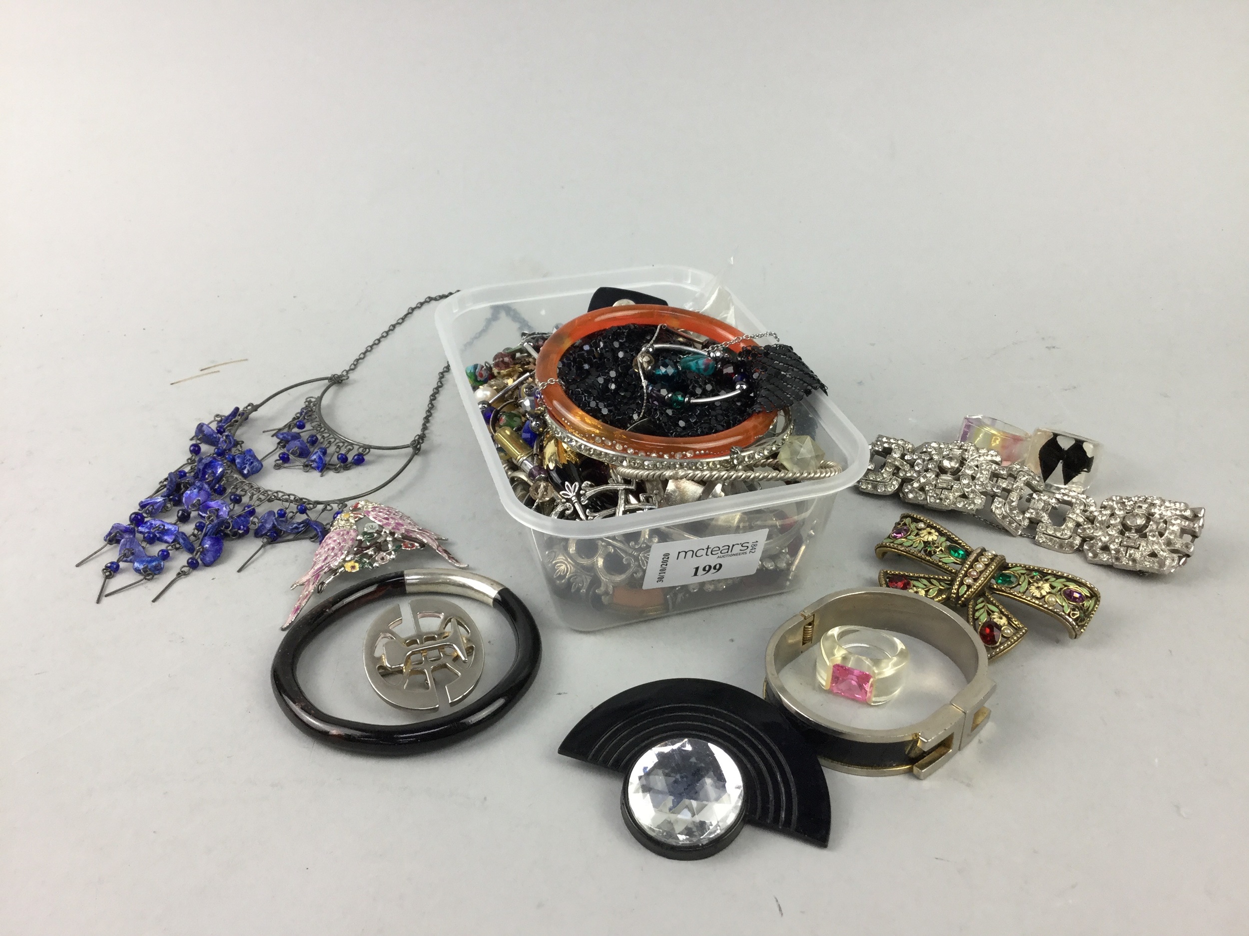 A COLLECTION OF COSTUME JEWELLERY