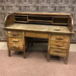 A 20TH CENTURY OAK KNEEHOLE DESK