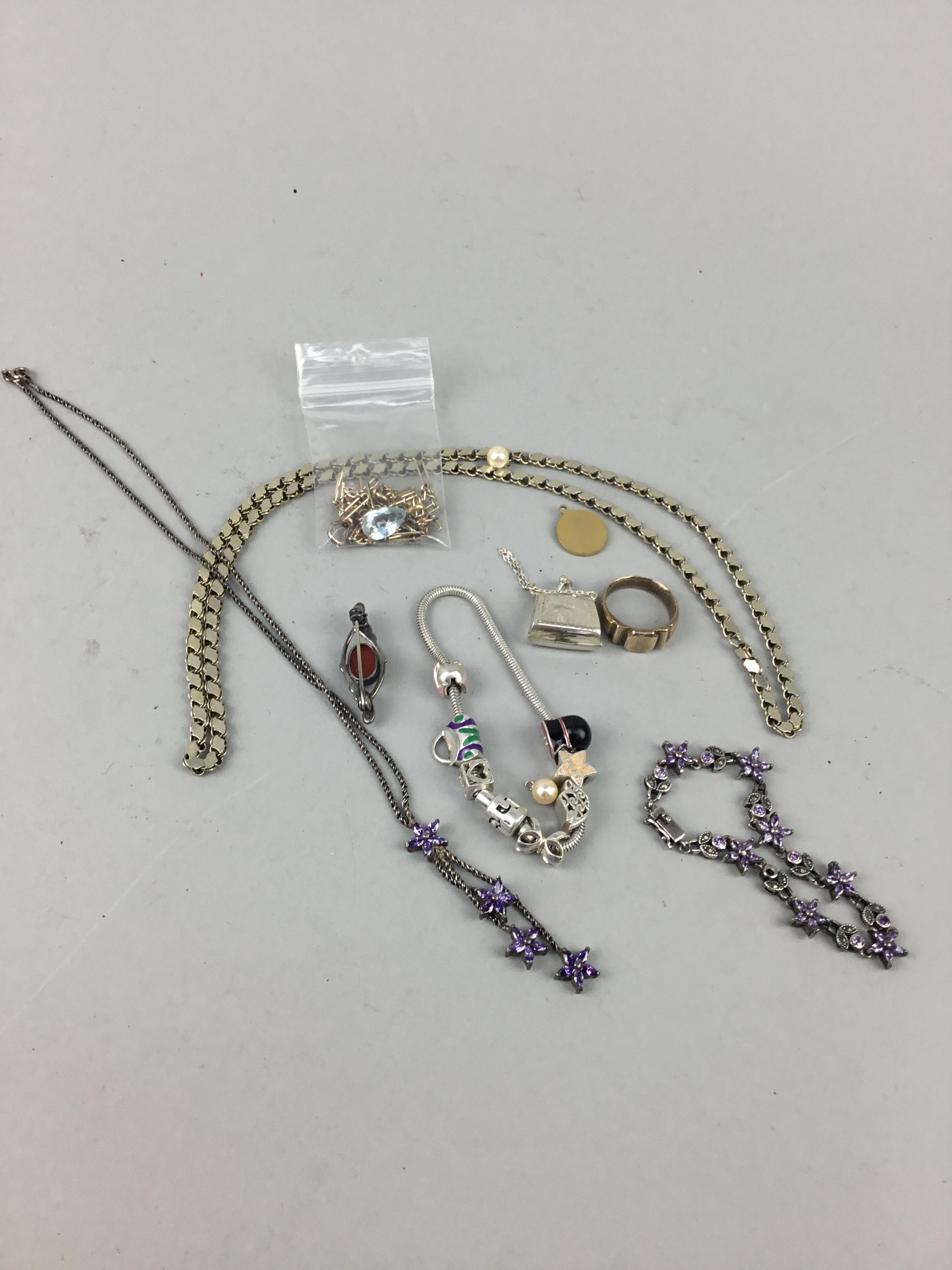 A COLLECTION OF COSTUME JEWELLERY