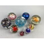 A COLLECTION OF CAITHNESS AND OTHER GLASS PAPERWEIGHTS