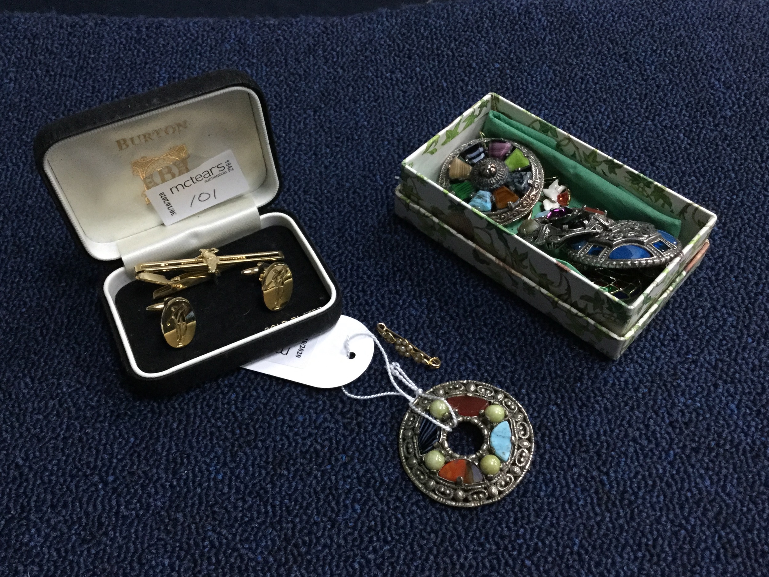 A SEED PEARL SET PIN BROOCH, OTHER BROOCHES AND CUFFLINKS