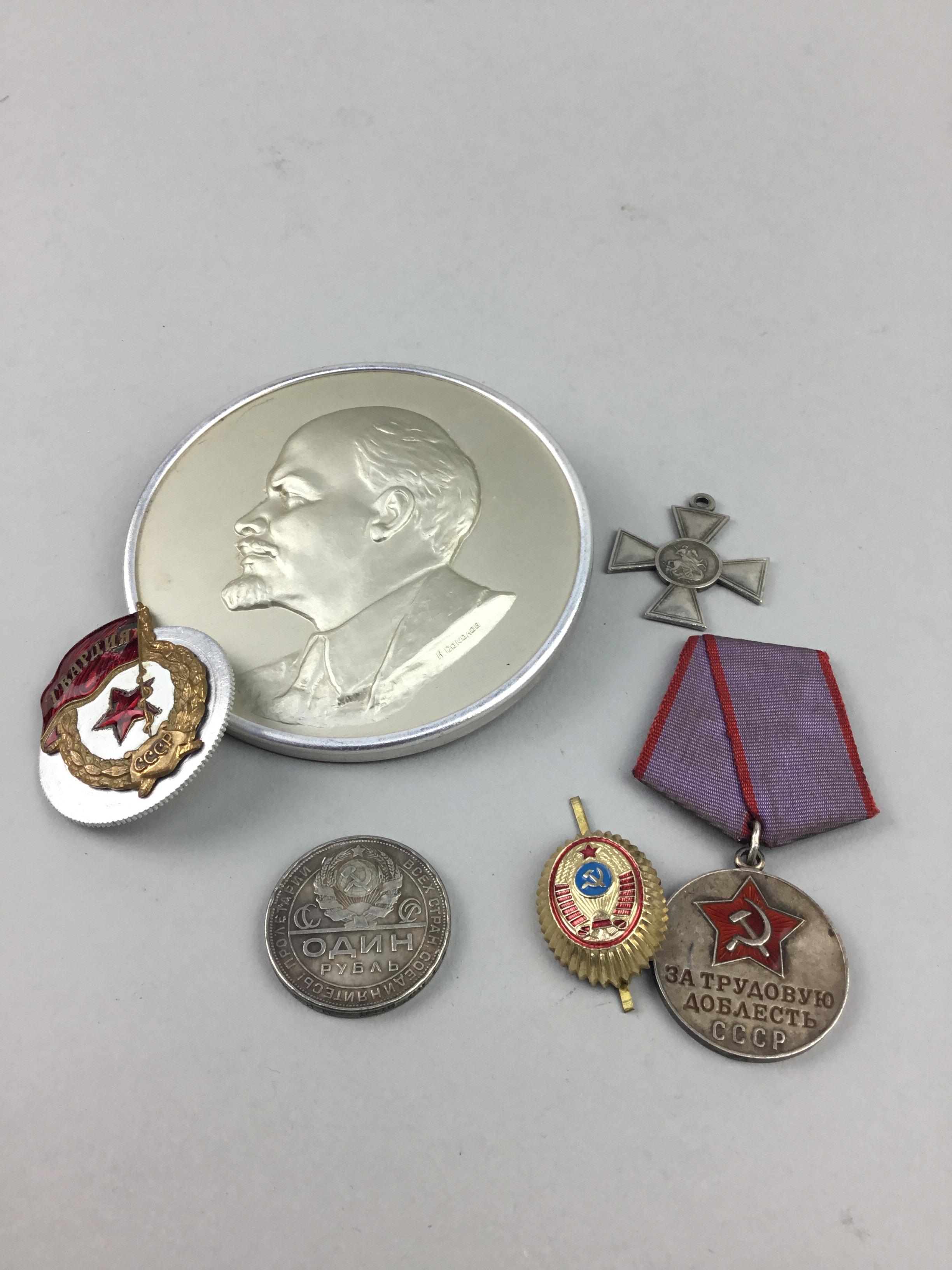 A GROUP OF RUSSIAN MEDALS AND BADGES