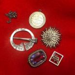 A SILVER PENANNULAR BROOCH AND OTHER ITEMS