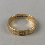 AN EIGHTEEN CARAT GOLD WEDDING RING