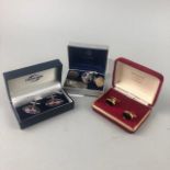 A GENTLEMAN'S NINE CARAT GOLD BAND AND VARIOUS SETS OF CUFFLINKS