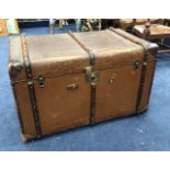 AN EARLY 20TH CENTURY CABIN TRUNK, FURS AND VARIOUS BLANKETS