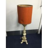 A FRENCH STYLE PAINTED WOOD TABLE LAMP