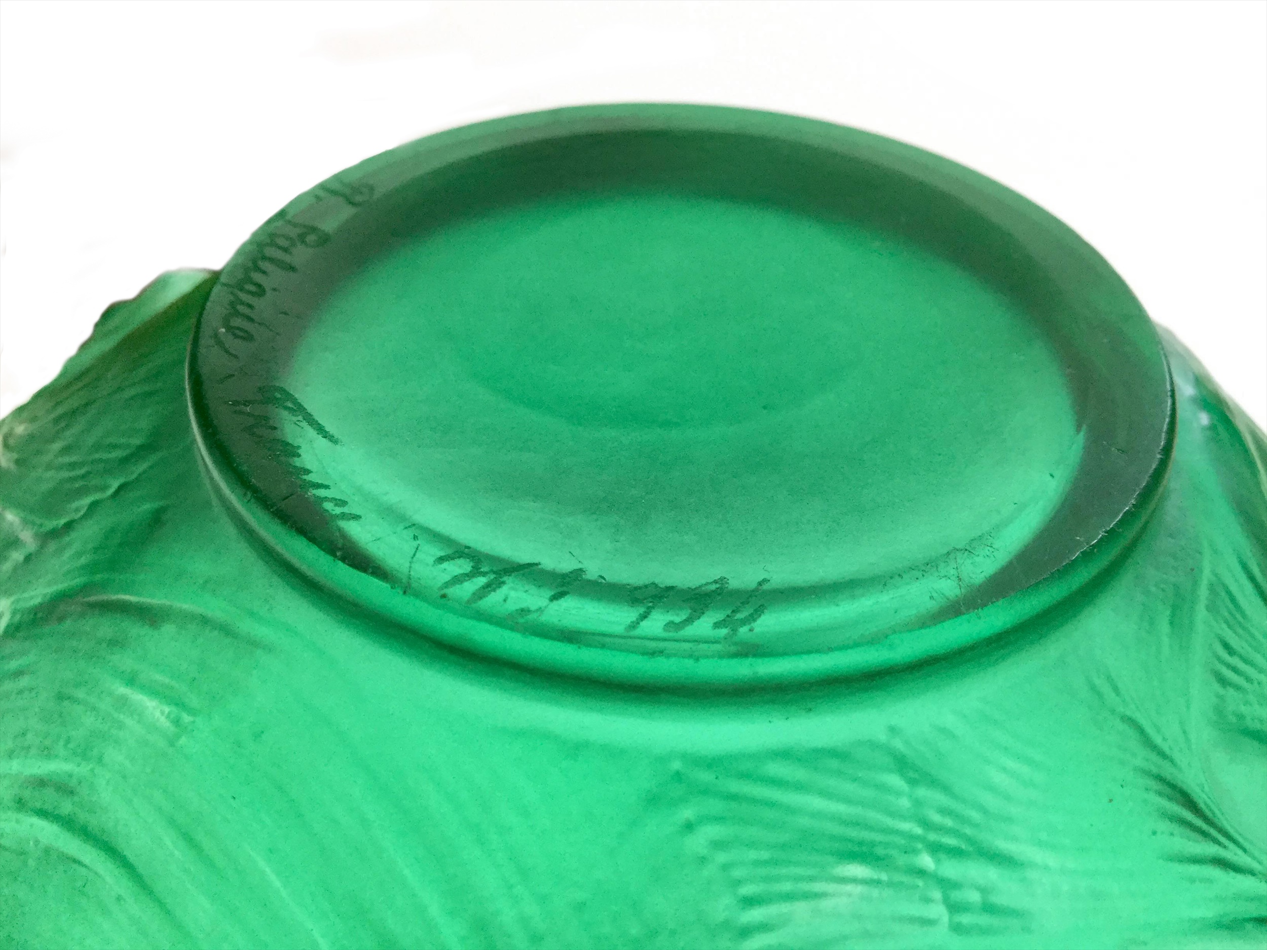 AN EARLY 20TH CENTURY RENE LALIQUE 'FORMOSE' GREEN GLASS VASE - Image 4 of 5