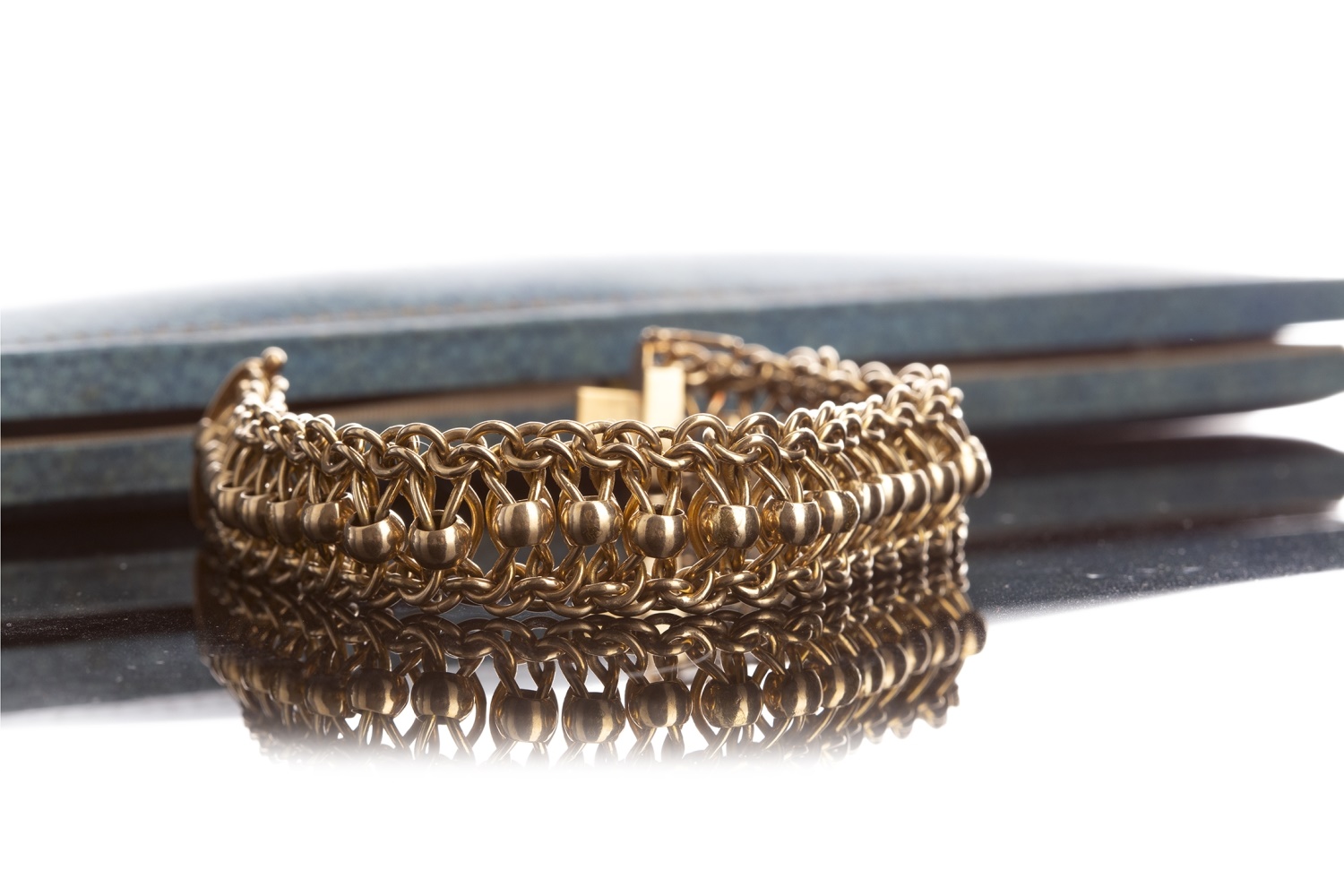 A GOLD BRACELET WITH SPHERES - Image 2 of 3