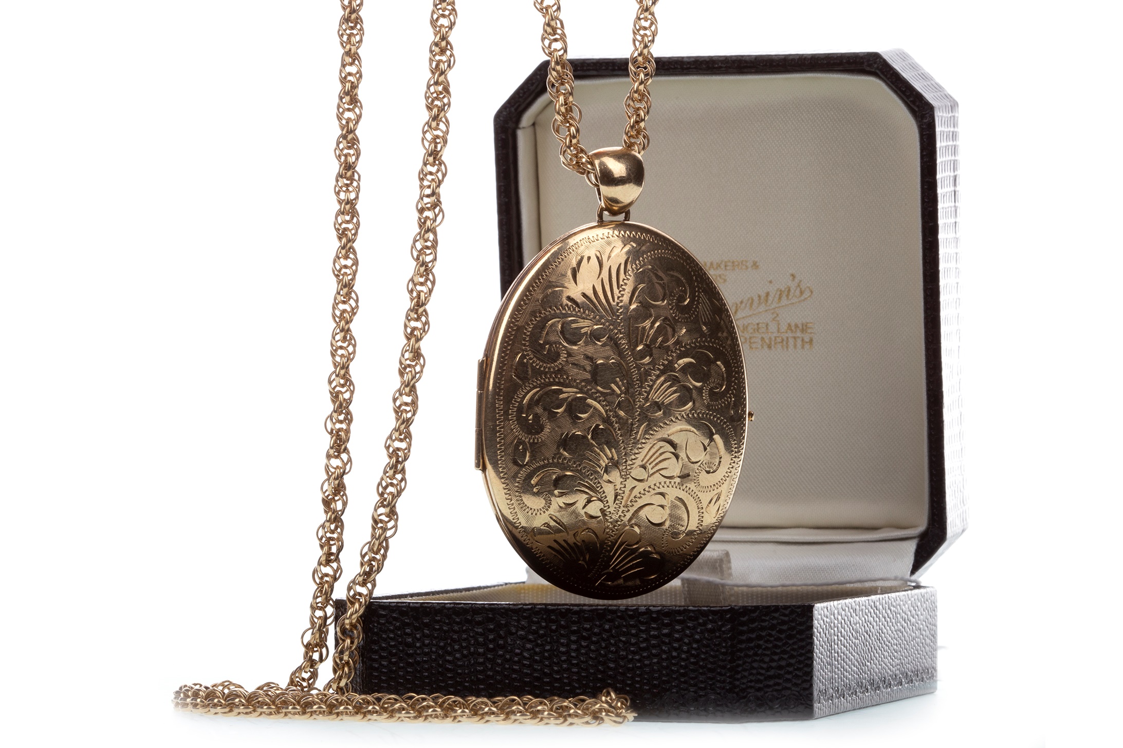 A LARGE GOLD LOCKET