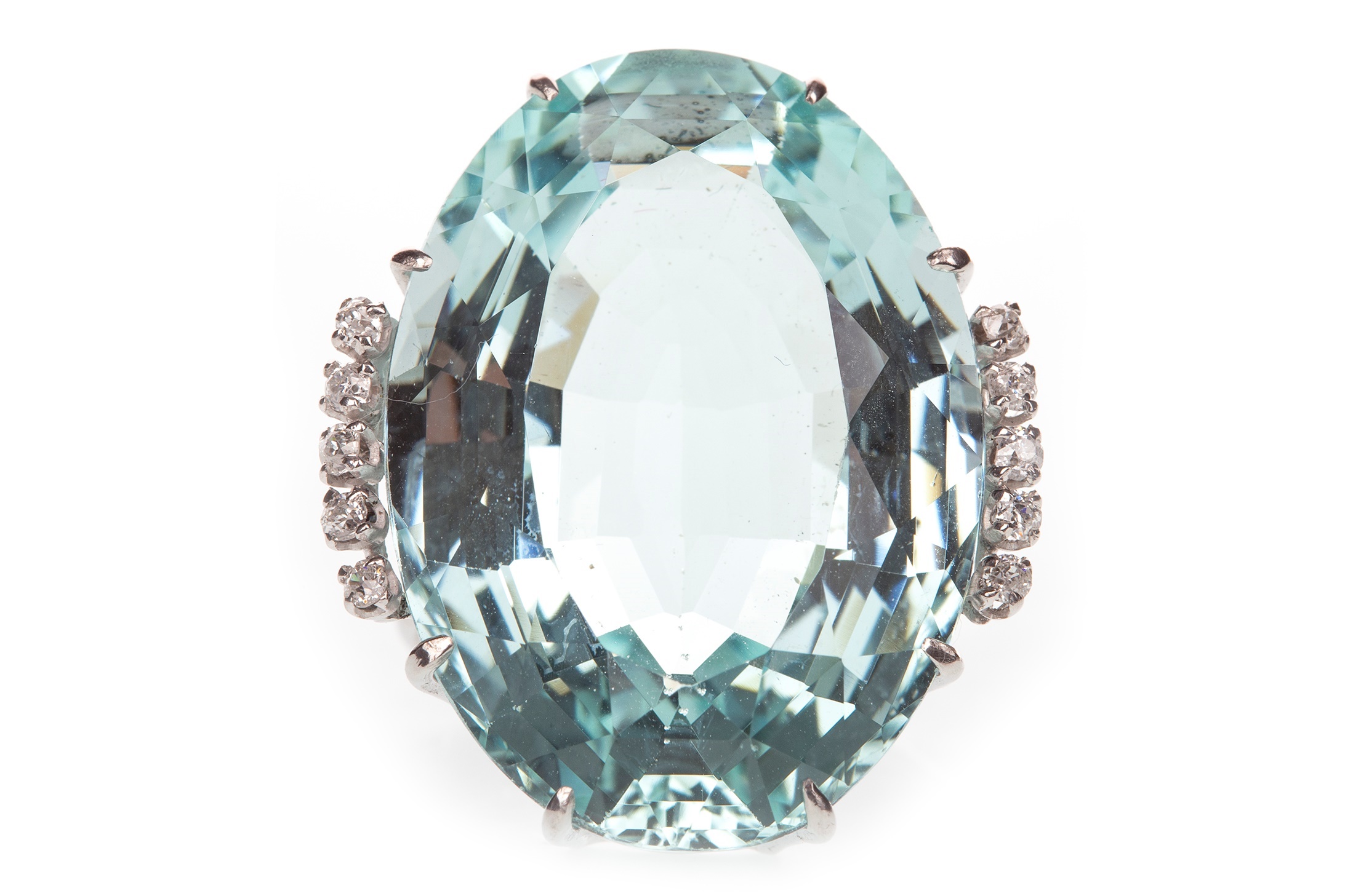 AN IMPRESSIVE AQUAMARINE AND DIAMOND RING - Image 2 of 2