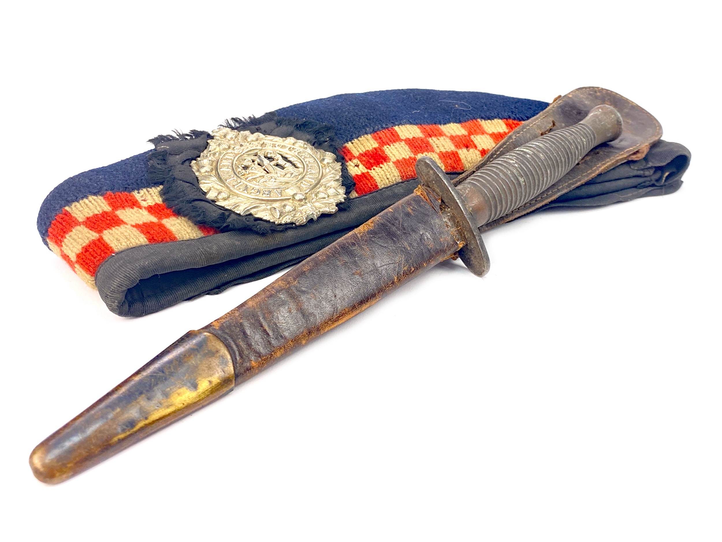 A MID-20TH CENTURY COMMANDO STYLE DAGGER ALONG WITH A GLENGARRY