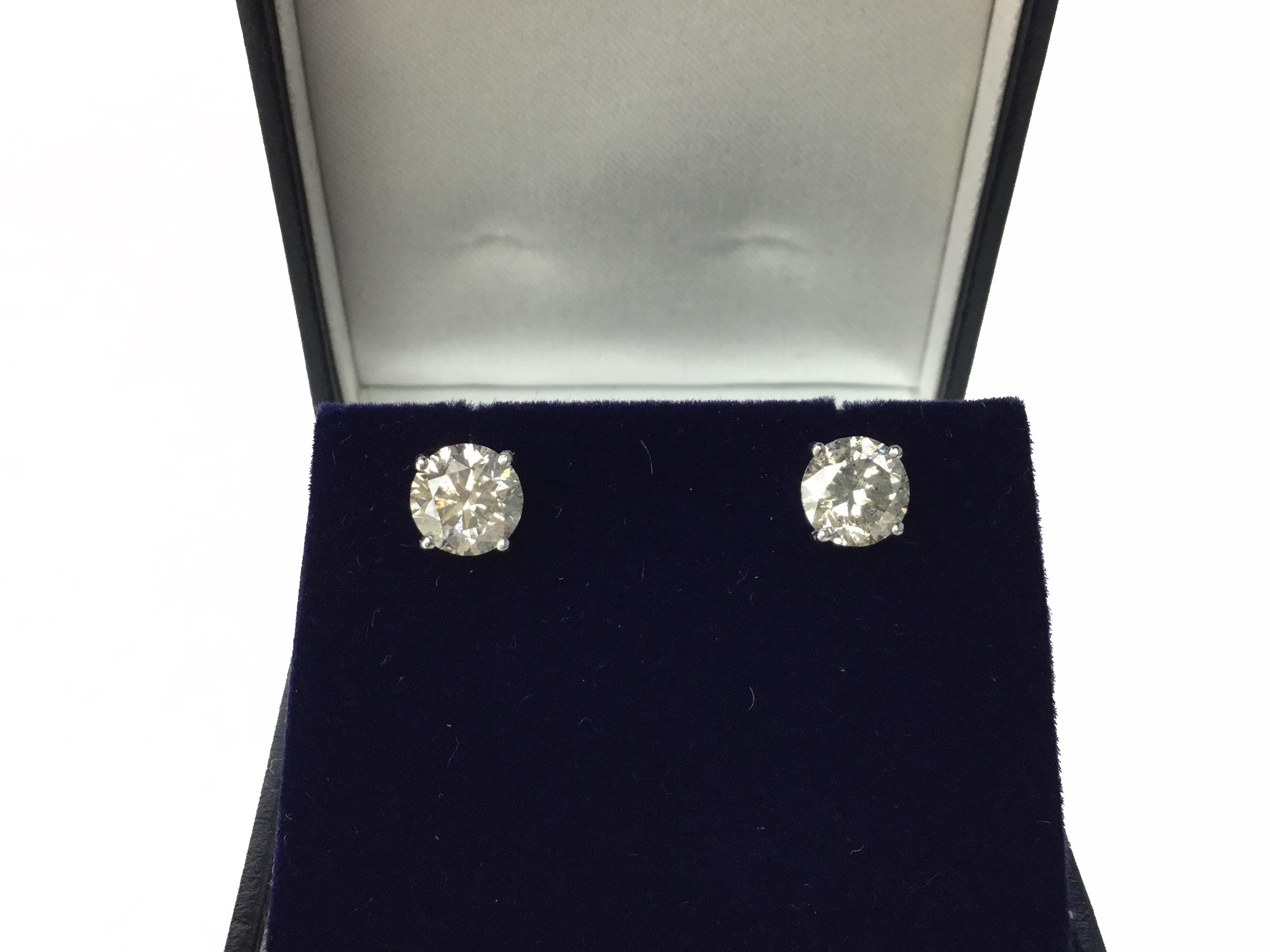 A PAIR OF DIAMOND STUD EARRINGS