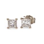 A PAIR OF DIAMOND STUD EARRINGS