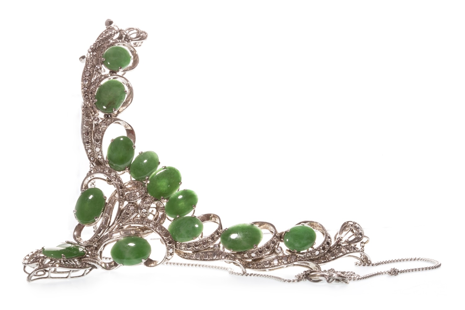 A GREEN GEM SET NECKLET