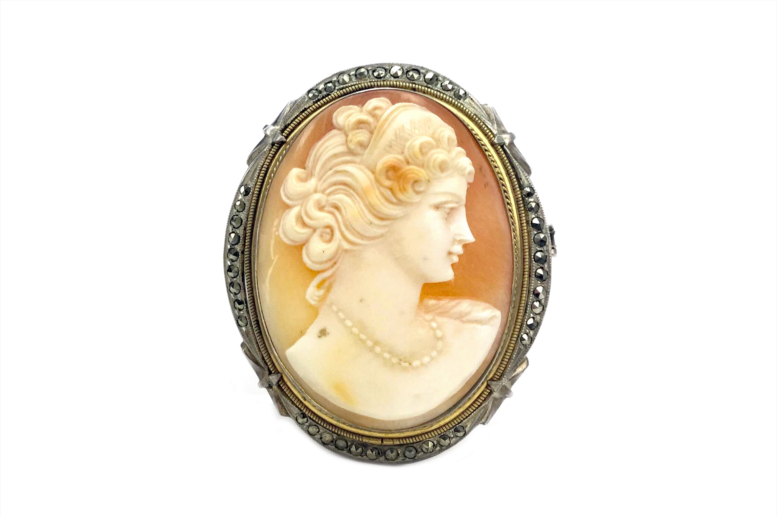 A LATE TWENTIETH CENTURY CAMEO BROOCH