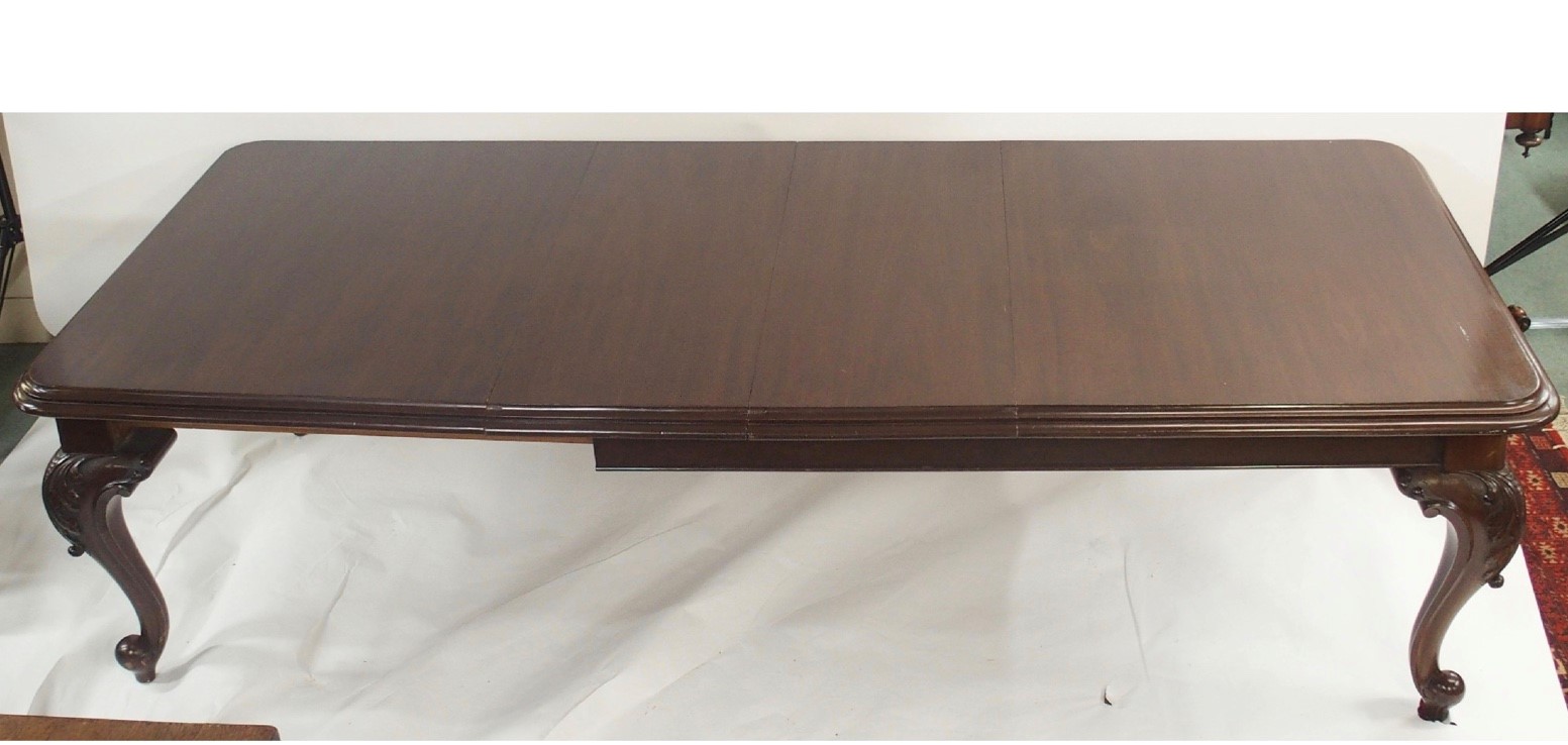 A VICTORIAN MAHOGANY TELESCOPIC EXTENDING DINING TABLE - Image 2 of 3