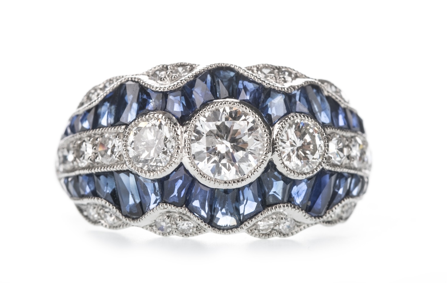 A SAPPHIRE AND DIAMOND RING