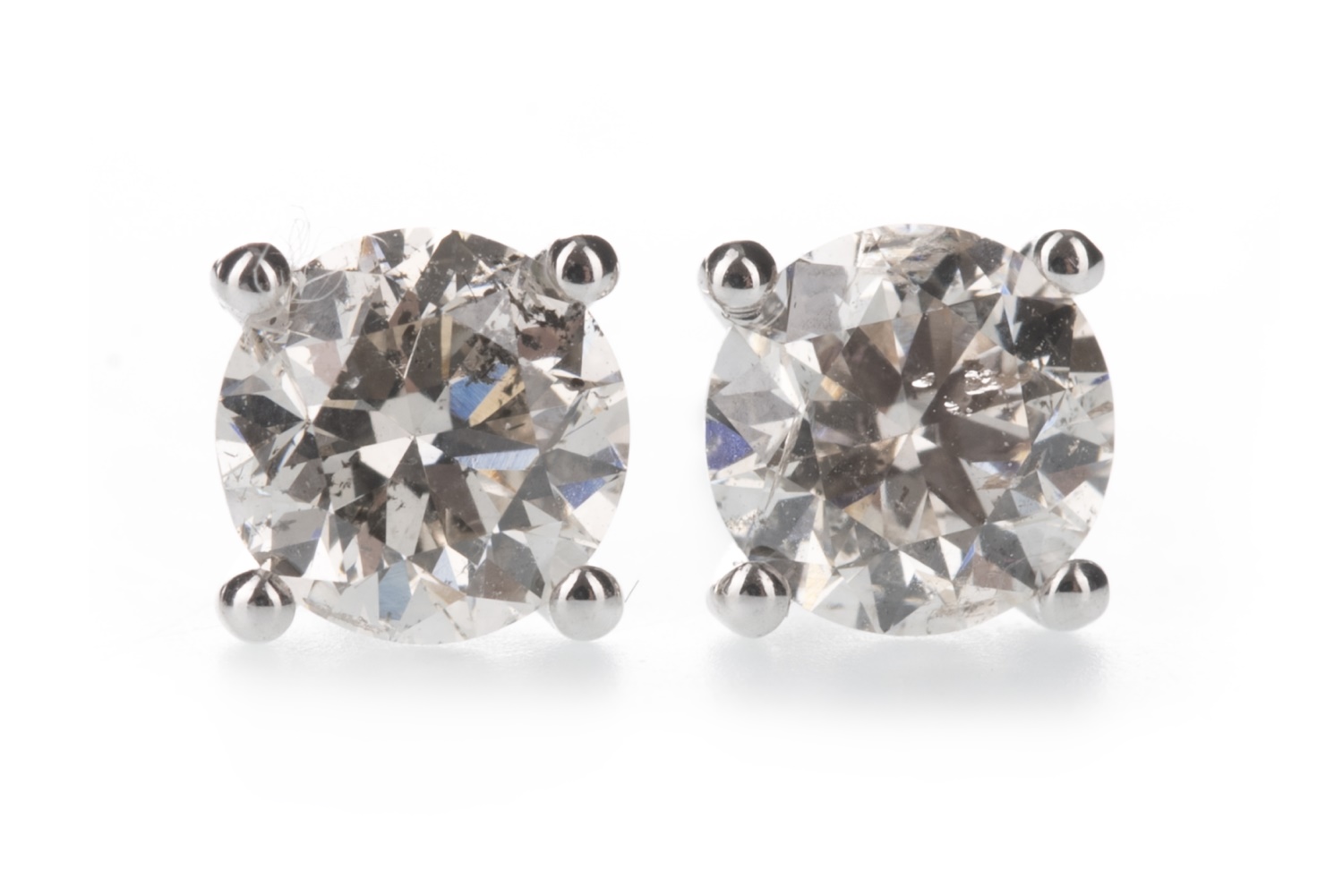 A PAIR OF DIAMOND STUD EARRINGS