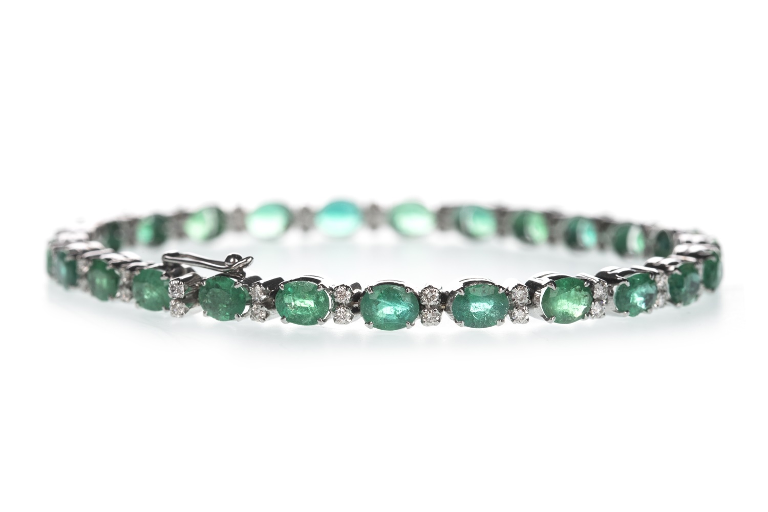 AN EMERALD AND DIAMOND BRACELET - Image 2 of 2