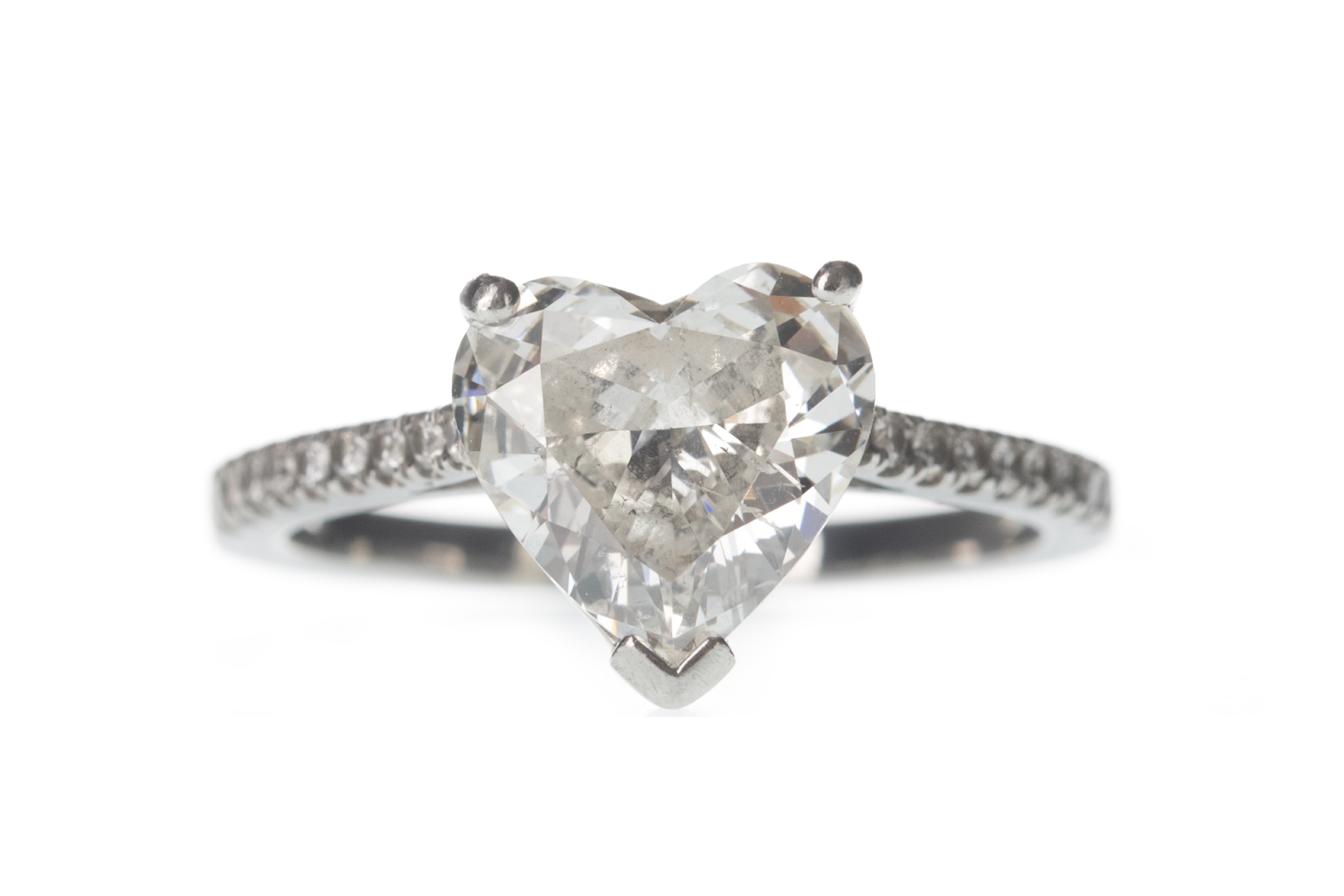 A HEART SHAPED DIAMOND DRESS RING