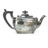 AN EARLY 20TH CENTURY SILVER TEA POT