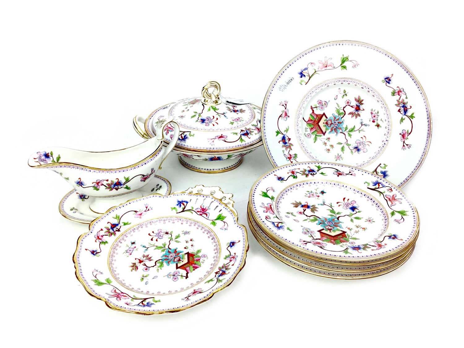 A 19TH CENTURY WORCESTER DINNER SERVICE