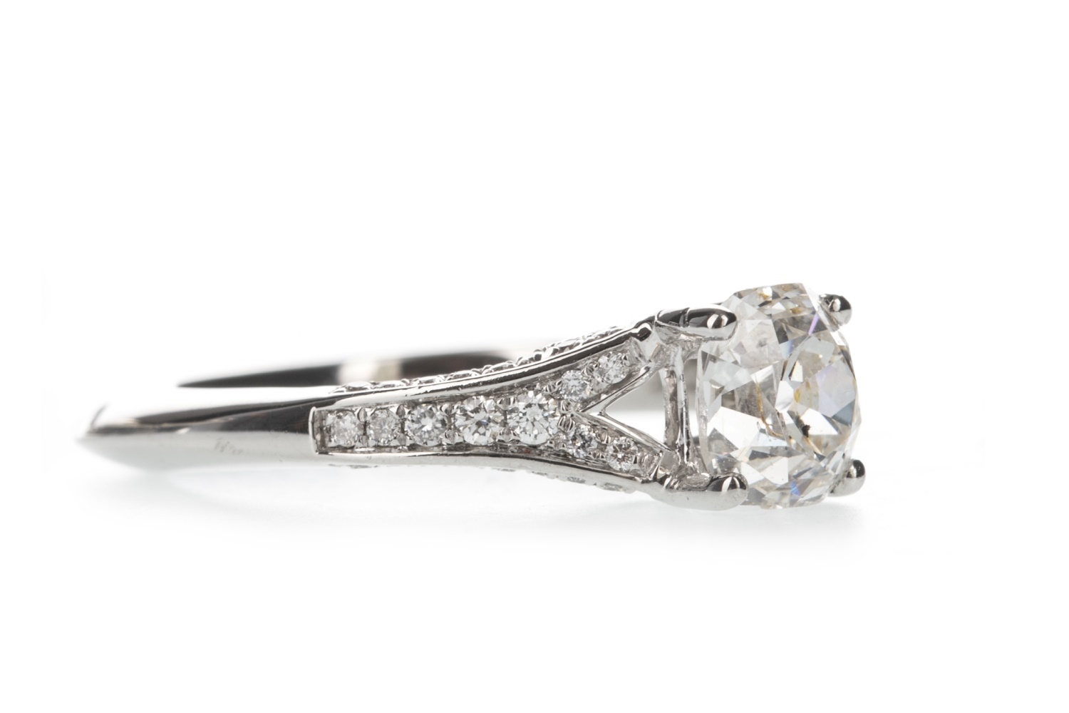 A DIAMOND SOLITAIRE RING - Image 2 of 2