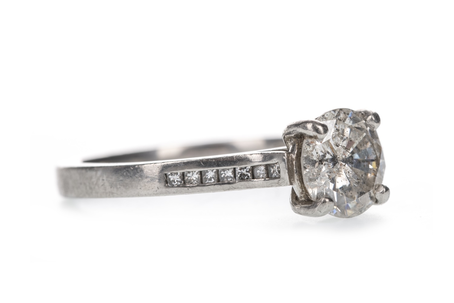 A DIAMOND SOLITAIRE RING - Image 2 of 2