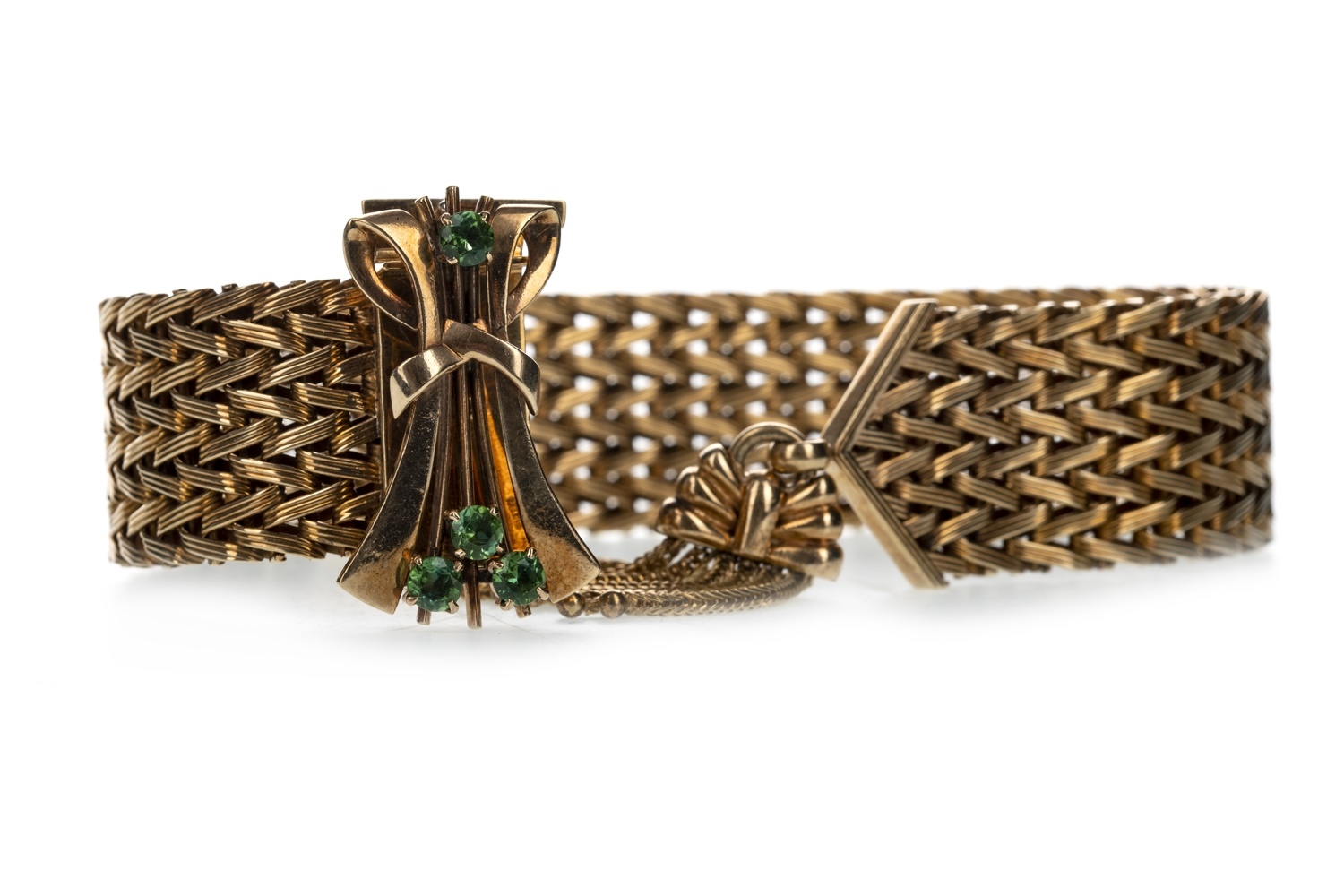 A GOLD BRACELET WITH GREEN GEM SET CLASP