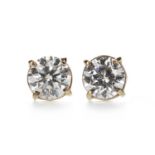 A PAIR OF DIAMOND STUD EARRINGS