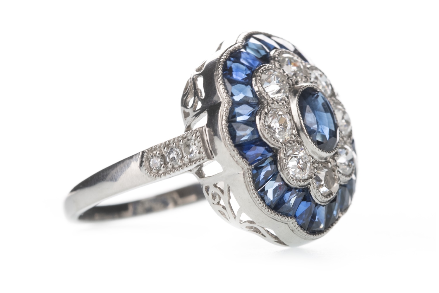 A SAPPHIRE AND DIAMOND RING - Image 2 of 2