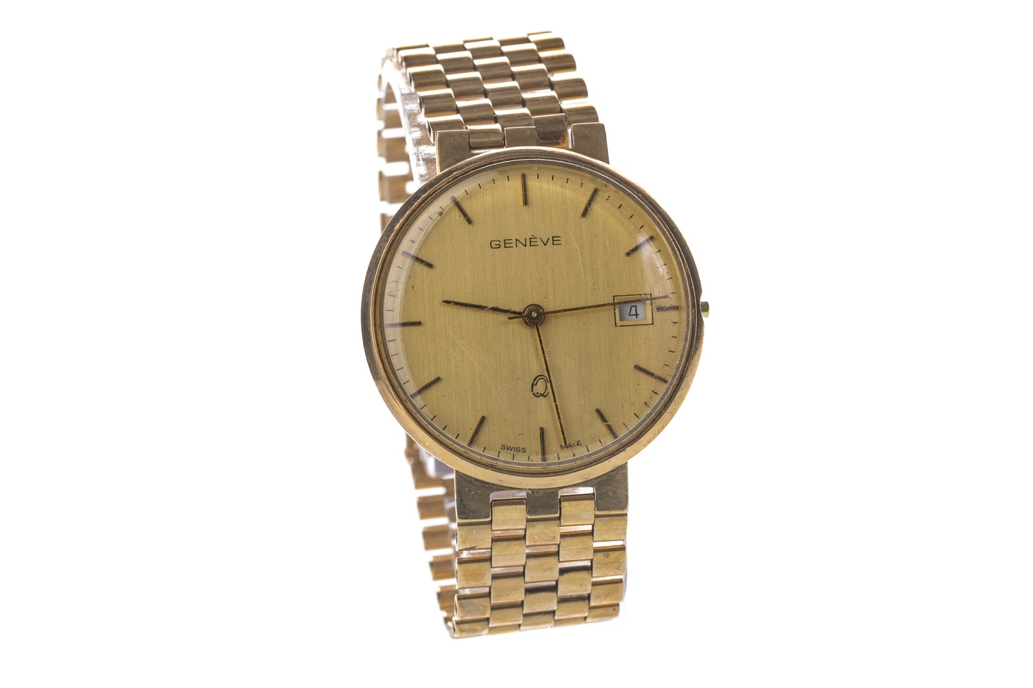 A LADY'S GENEVE NINE CARAT GOLD WRIST WATCH