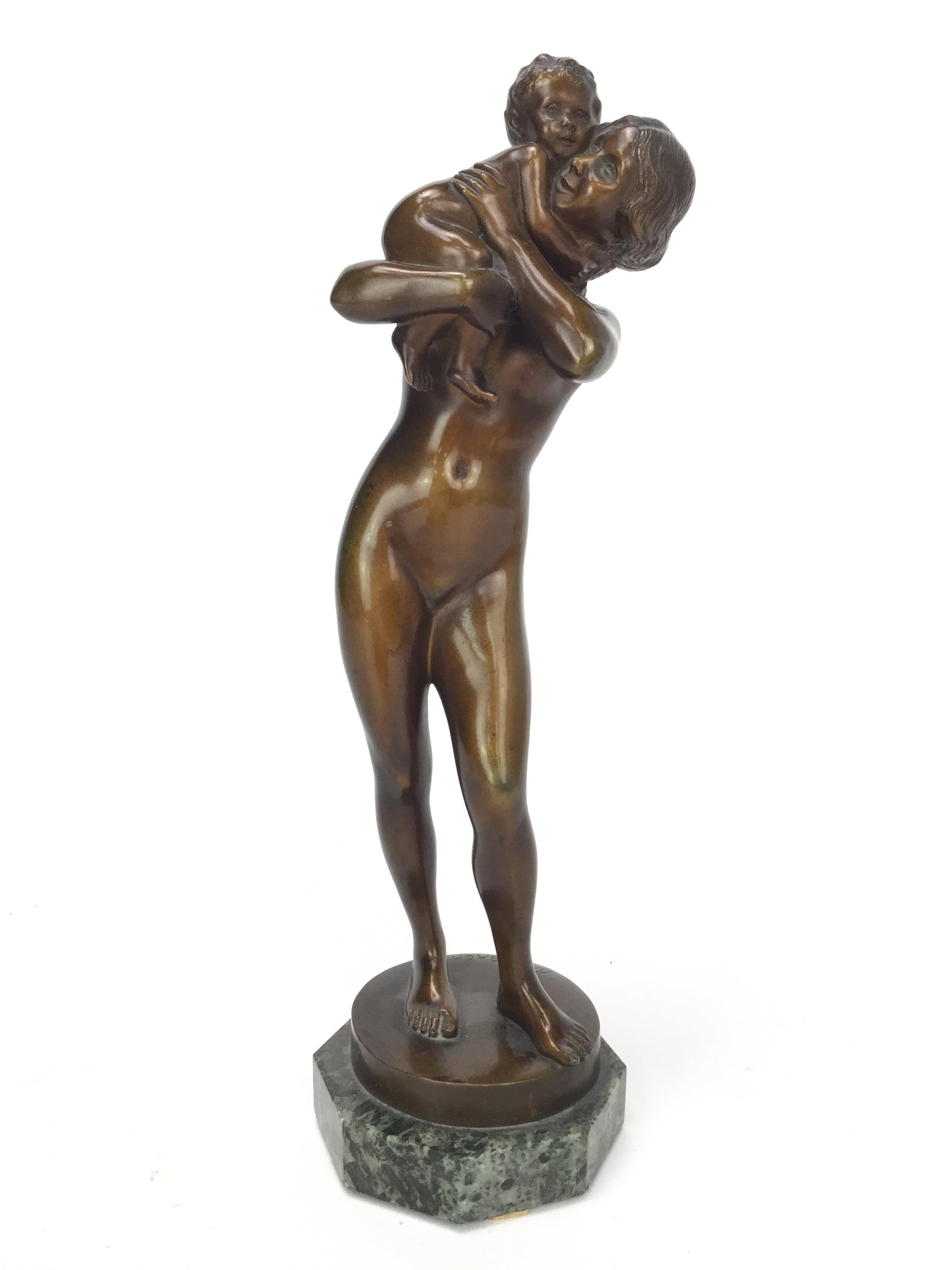 AN EARLY 20TH CENTURY BRONZE FIGURE GROUP OF A MOTHER AND CHILD