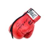 AN EVERLAST BOXING GLOVE SIGNED BY ROBERTO DURAN AND SUGAR RAY LEONARD