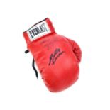 AN EVERLAST BOXING GLOVE SIGNED BY ROBERTO DURAN AND DAVID TUA