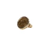 A GEORGE V (1910 - 1936) GOLD HALF SOVEREIGN RING DATED 1915