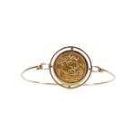 A GEORGE V (1910 - 1936) SOVEREIGN BANGLE DATED 1912