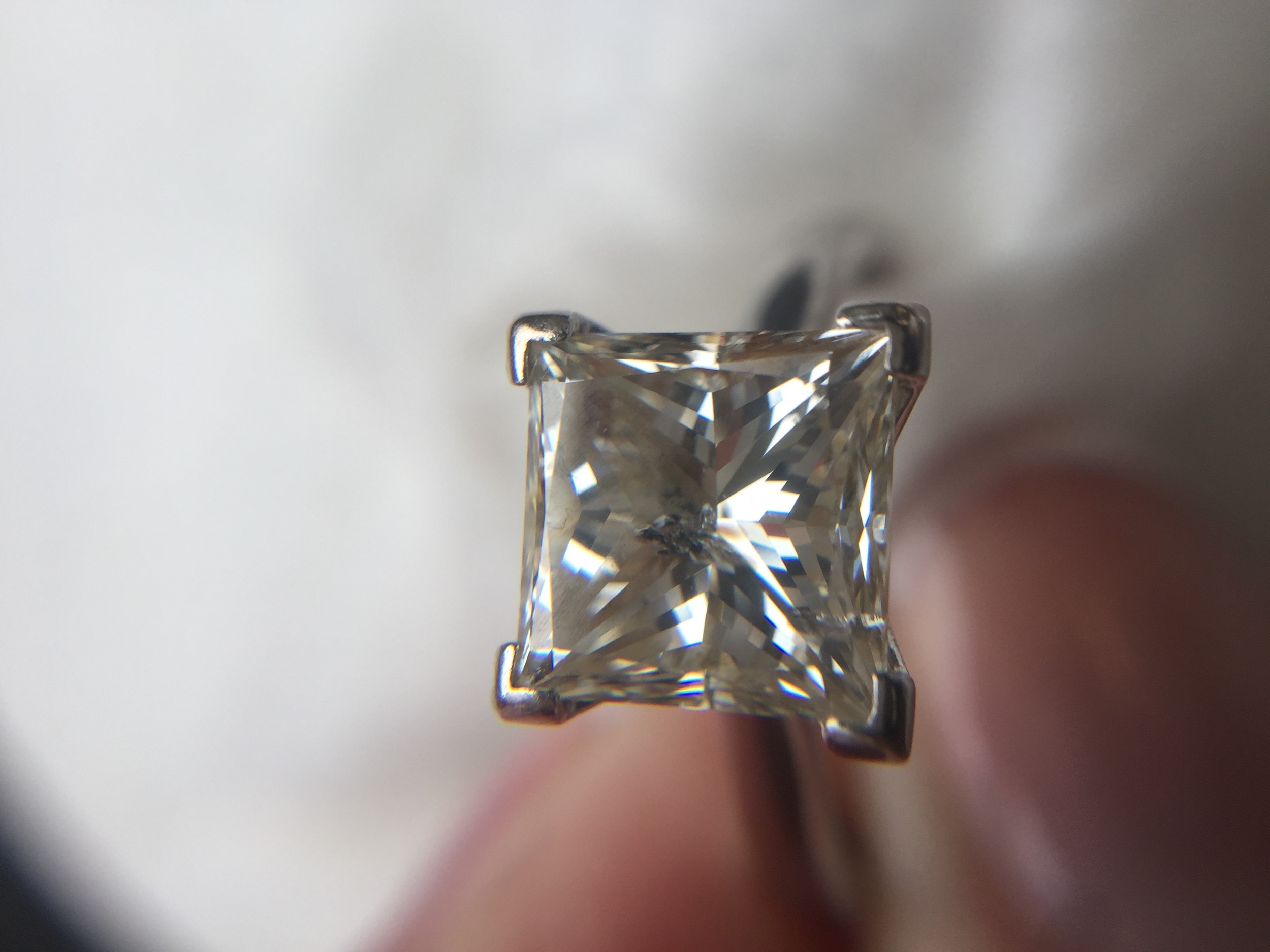 AN IMPRESSIVE DIAMOND SOLITAIRE RING - Image 6 of 9