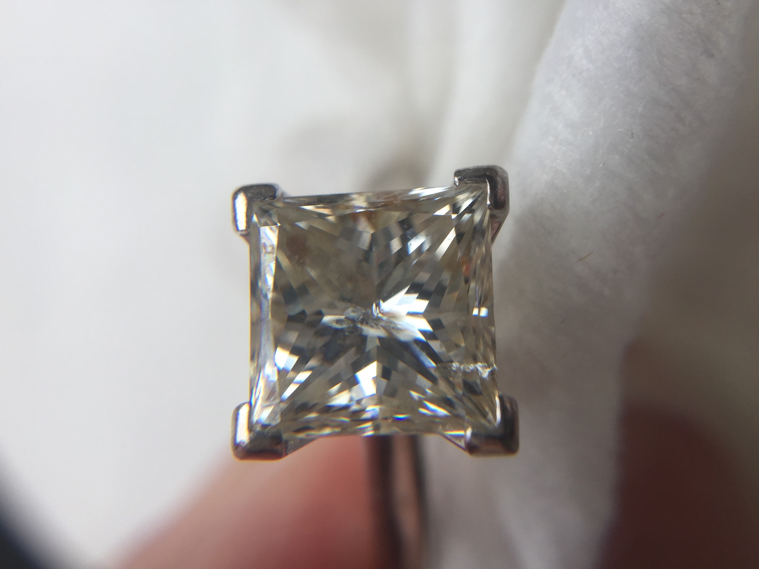 AN IMPRESSIVE DIAMOND SOLITAIRE RING - Image 8 of 9